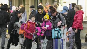 Los refugiados que salen de ciudades asediadas en Ucrania hablan de destrucción, muerte y hambre.