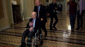 Una asesora de la Casa Blanca hace burla del estado de salud de John McCain