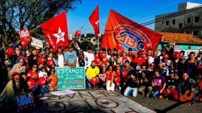 Seguidores se manifiestan con vigilia por Lula al cumplir 100 días preso