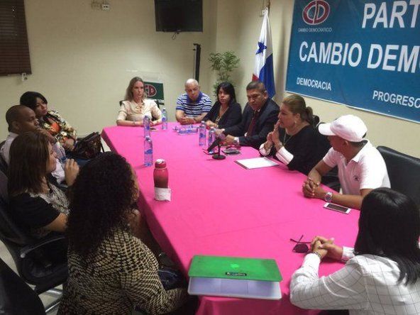 Cortés se reúne con candidatos a las secretarías de la Juventud y la Mujer del CD
