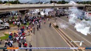 Unidades antidisturbios dispersan manifestación de docentes en Santiago