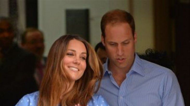 Catalina y Guillermo presentan a su hijo al salir del hospital