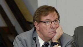 La renuncia de Ray Holmberg se produce tras renunciar el 20 de abril al cargo de jefe de un poderoso panel que supervisa los asuntos de la Legislatura entre sesiones.