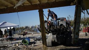 Los caminos inundados y los puentes rotos que conducen a islas dejaron a muchas personas aisladas en medio de un servicio limitado de telefonía celular y la falta de servicios básicos como el agua, la electricidad y el internet.