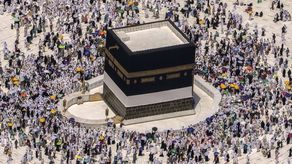 Más recientemente, Arabia Saudí se ha visto amenazada por otro coronavirus, que provoca el síndrome respiratorio de Oriente Medio, o MERS. El reino aumentó sus medidas de salud pública durante los haj de 2012 y 2013, cuando instó a enfermos y ancianos a no participar.