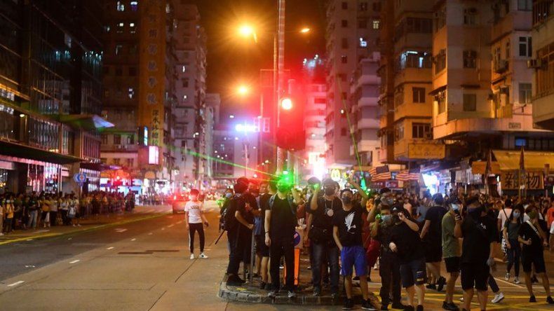China concentra fuerzas cerca de Hong Kong, Trump se implica