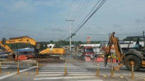 Continúa reparación de tubería cerca del Westland Mall