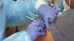 Las autoridades de salud piden a la población no bajar la guardia, participar del proceso de vacunación y mantener las medidas de bioseguridad para evitar la propagación del COVID-19 en Panamá.