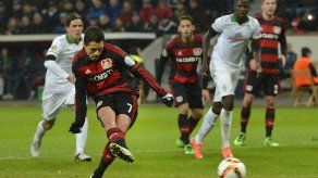 Chicharito y Leverkusen caen en Copa de Alemania