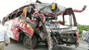 Al menos 17 muertos y 33 heridos al caer un autobús por un barranco en India