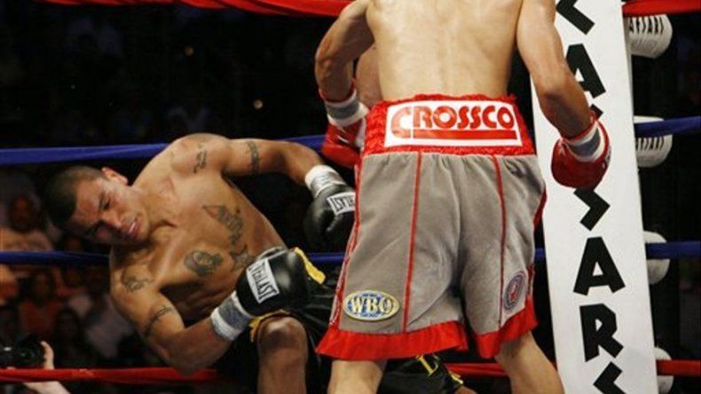 Juan Manuel López gana título supergallo de la OMB