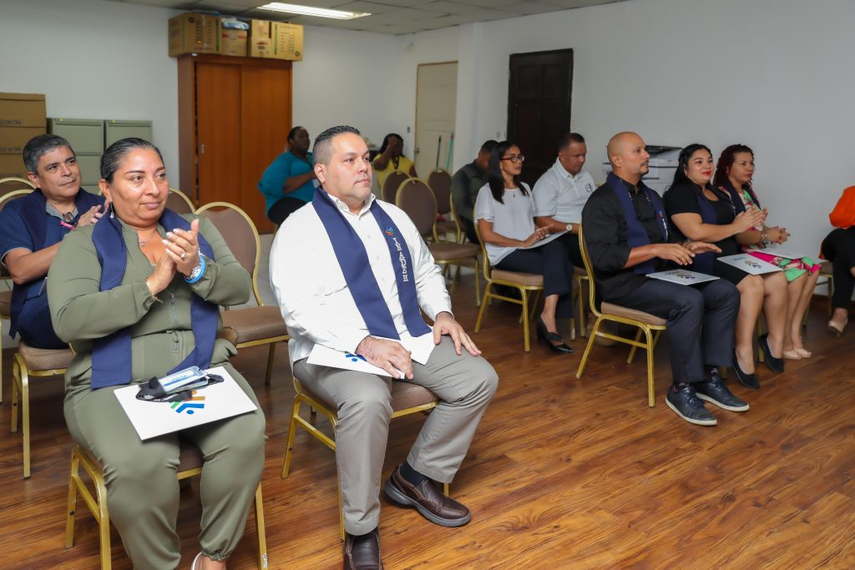 Funcionarios del Ministerio de Seguridad al recibir sus certificados. Funcionarios del Ministerio de Seguridad al recibir sus certificados.