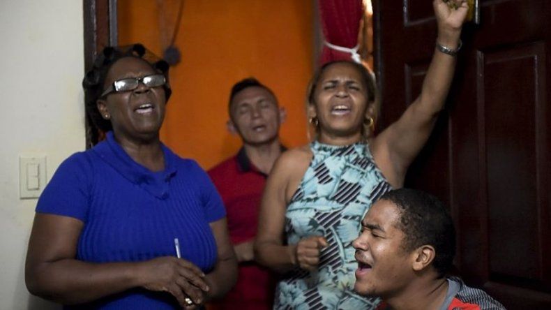 Evangélicos cercan a la iglesia del papa en icónico barrio pobre de Panamá
