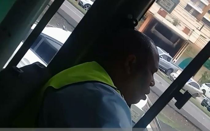 Conductor de Metro Bus es captado durmiendo mientras conducía, Mi Bus inicia investigación