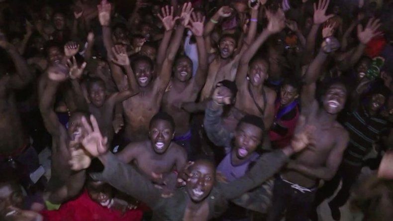 Unos 200 inmigrantes logran entrar en Ceuta desde Marruecos a la carrera