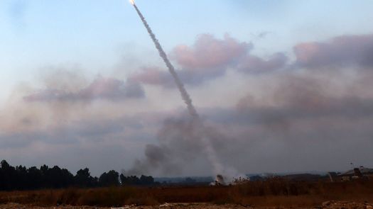 El ejército reportó que hubo una alarma contra bombardeos en una zona al norte de Tel Aviv.