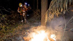 Bomberos combaten incendios masivos en Bolivia