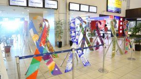 Lazos Solidarios contra el cáncer son exhibidos en el Aeropuerto de Tocumen