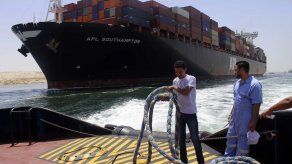 Egipto pone a prueba la segunda vía del Canal de Suez