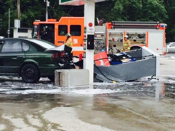 Derrame de combustible tras colisión en gasolinera en Llanos de Curundú