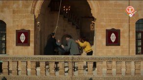 Por un momento Cihan y Handan descuidan a Yaren.