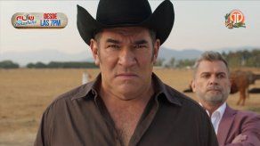 Octavio al ver lo que le escribieron en una pared.