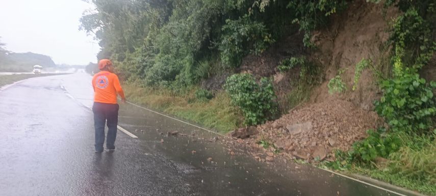 Deslizamiento de tierra bloquea la vía hacia El Roble de Aguadulce