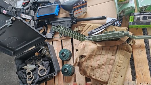 Aduanas retiene contenedor con armas de pellet y municiones sin justificar