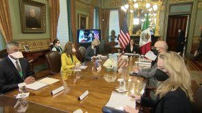 Kamala Harris y López Obrador prometen cooperar para resolver crisis en la frontera