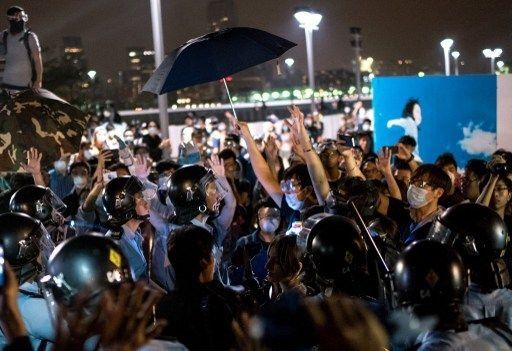 Policía desmantela acampada de manifestantes prodemocracia