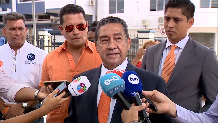 Representantes del colectivo político PAIS se presentaron esta mañana a interponer la denuncias contra los magistrados del TE.