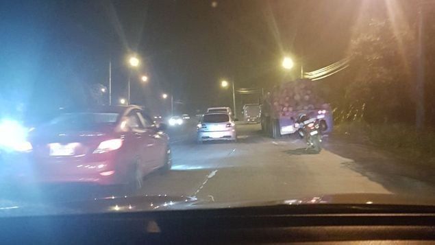 Mula derriba varios postes de luz en la Vía Centenario, y provoca tranque en el área