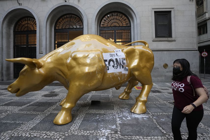 Estatua de un toro ubicada en la bolsa de Sao Paulo
