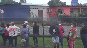 Decenas de personas se acercaron desde tempranas horas a sus centros de vacunación en La Chorrera para colocarse su primera dosis contra el COVID-19.