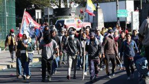 El presidente de Ecuador llega a Quito en medio de jornada de huelga nacional