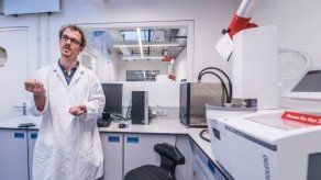 Presentan retrete portátil innovador que almacena residuos y produce energía