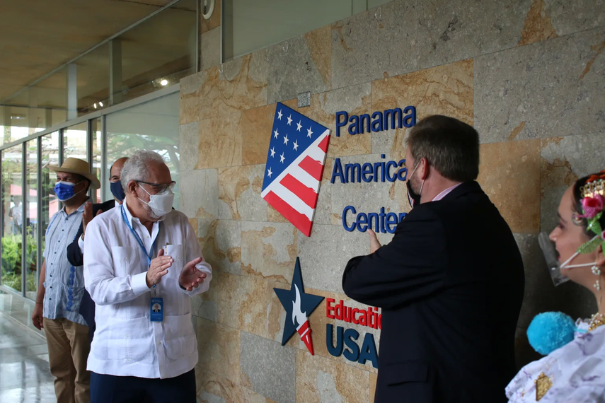 A través del programa EducationUSA