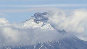 Leve emisión de ceniza de volcán Cotopaxi