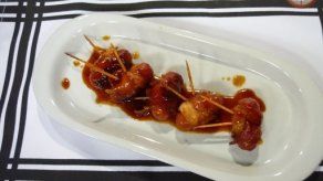 Salchichitas envueltas en bacon con miel.