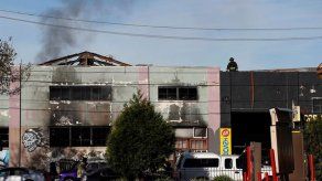 Sigue búsqueda de cuerpos tras incendio de Oakland