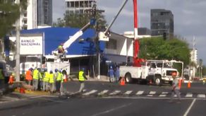 Caída de postes en Calle 50: autoridades establecen desvíos viales debido a trabajos eléctricos.