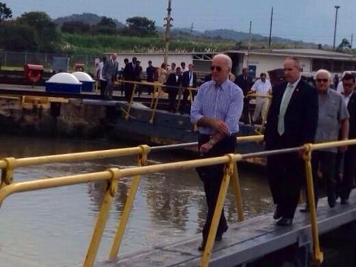 Vicepresidente Biden junto a Martinelli recorren las esclusas de Miraflores