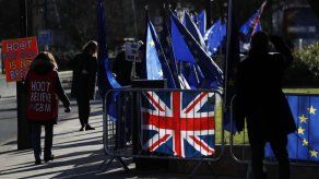 Theresa May pide a Unión Europea modificar acuerdo de Brexit