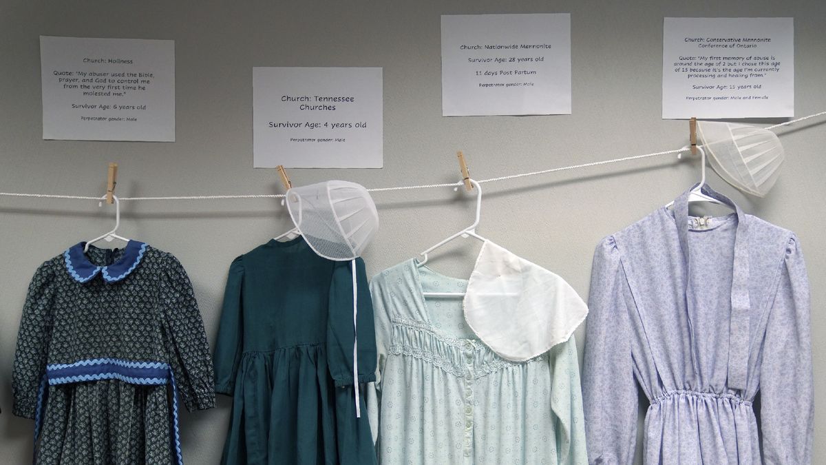 La ropa exhibida representa varias ramas de la tradición conservadora anabaptista.
