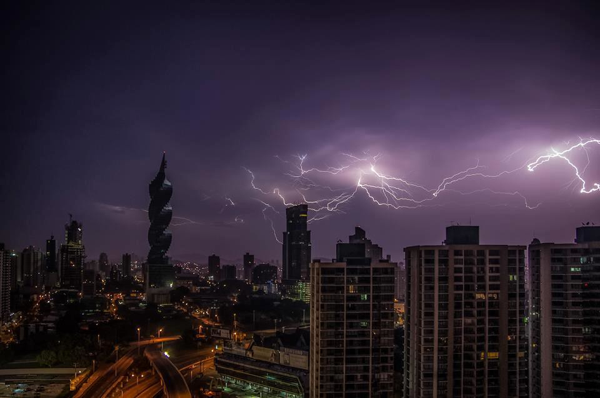 Para el clima de hoy se pronostica un cielo parcialmente nublado, acompañado de lluvia y tormentas eléctricas.