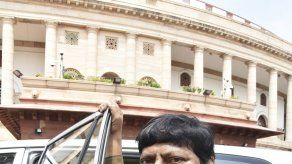 Legislador en India se disfraza de Hitler como protesta