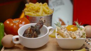 Receta: Pollo frito acaramelado acompañado de pasta con Bacon