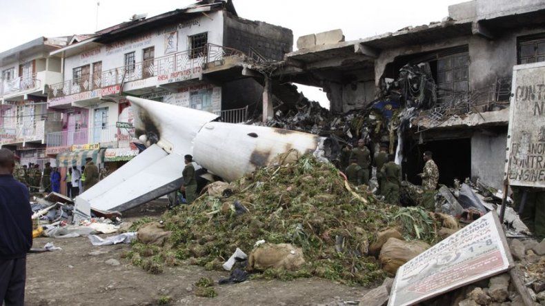 Cuatro muertos al estrellarse un avión en Nairobi
