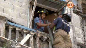 Bomberos evacúa a familias por derrumbe de caserón en Colón
