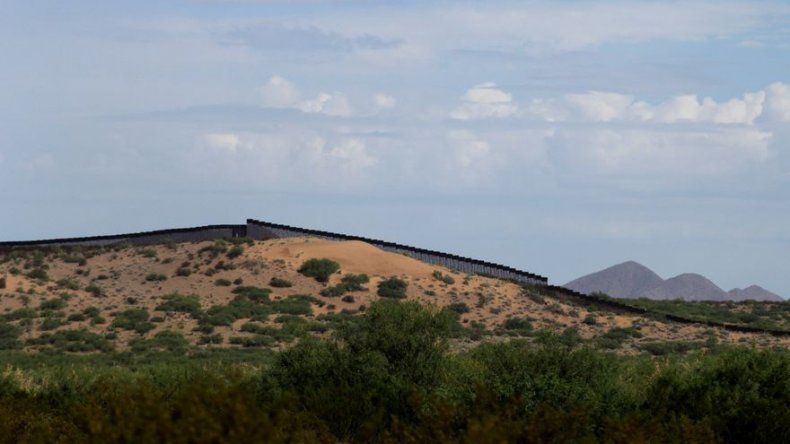 Inicia en Arizona construcción de muro con fondos militares